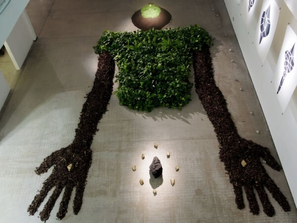 The Green Man - Un uomo fatto di piante che purifica l'aria inquinata da persone reali. 